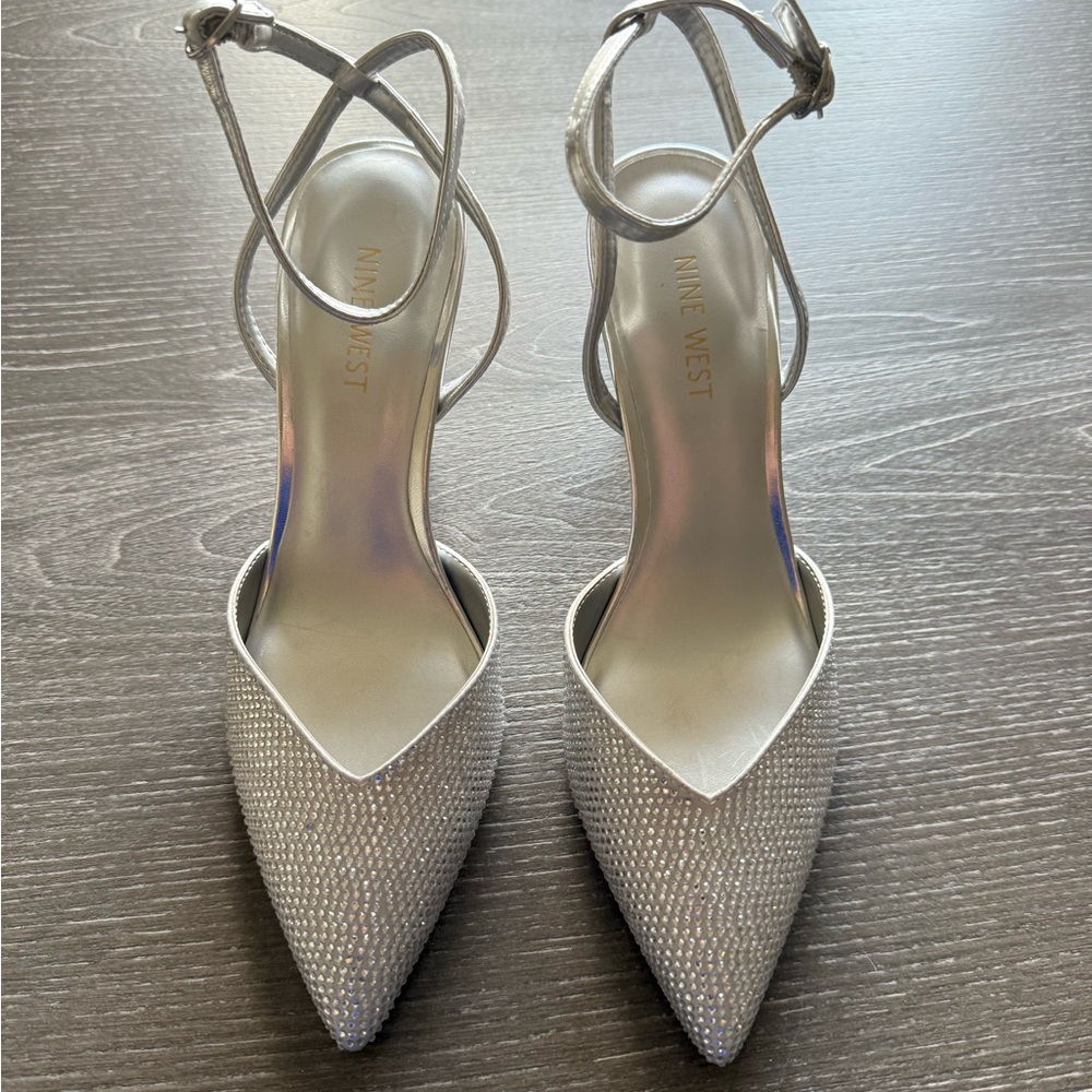 *NEVER WORN*  Nine West sandals